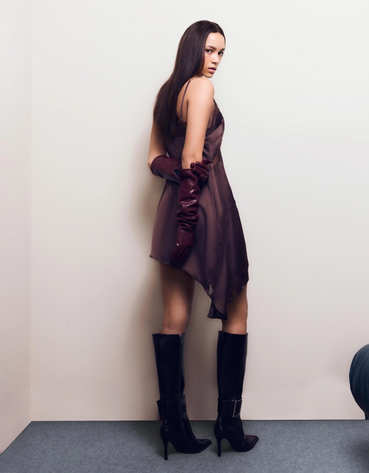 Мини-платье асимметричного кроя из сатина с кружевом