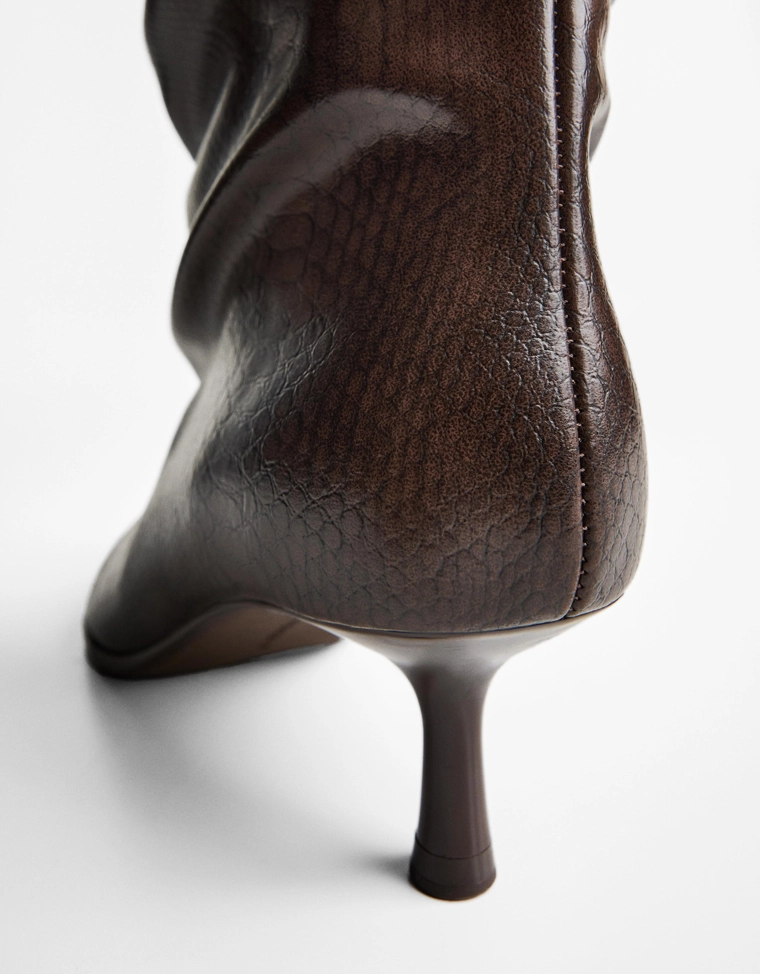 Ботильоны с облегающим голенищем на тонком каблуке