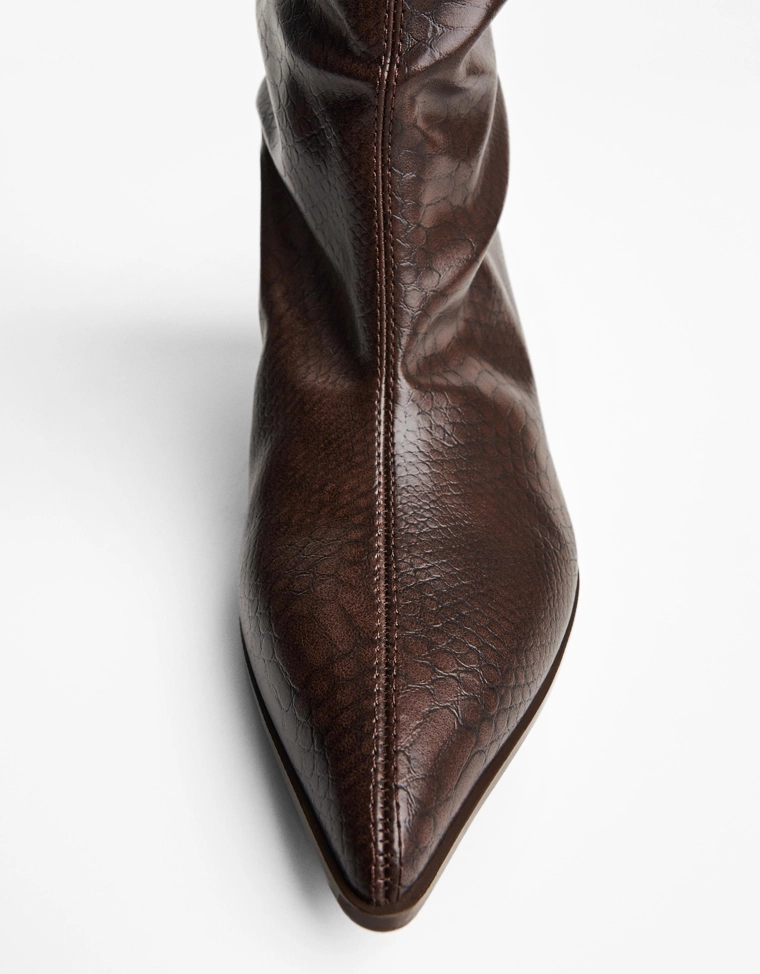 Ботильоны с облегающим голенищем на тонком каблуке