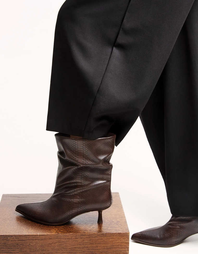 Ботильоны с облегающим голенищем на тонком каблуке