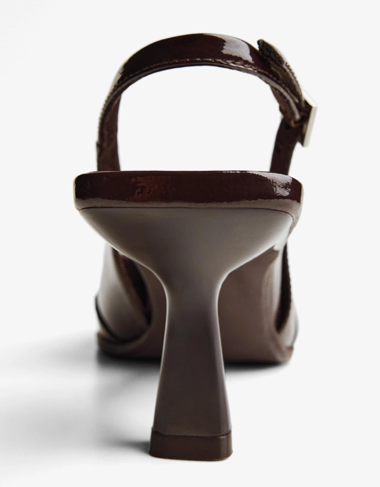 Туфли на среднем тонком каблуке с ремешком и пряжкой