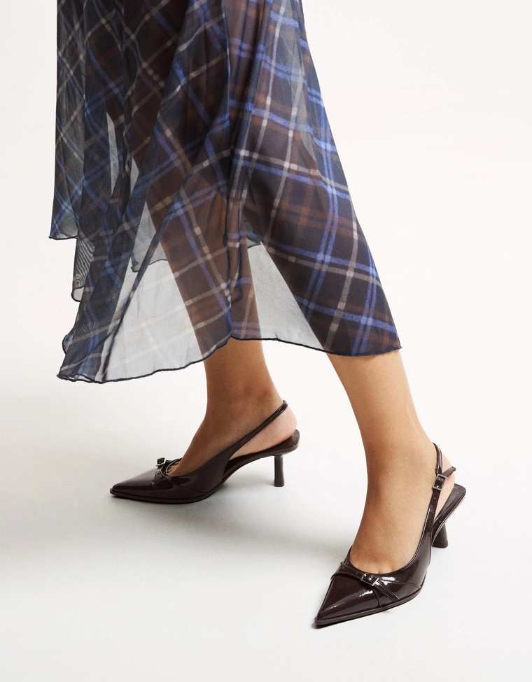 Туфли на среднем тонком каблуке с ремешком и пряжкой