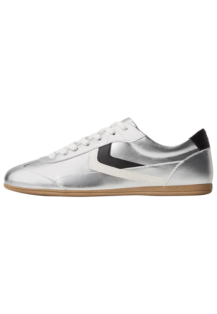 Ретро-кроссовки на тонкой подошве