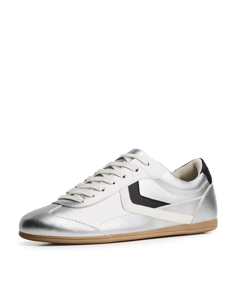 Ретро-кроссовки на тонкой подошве