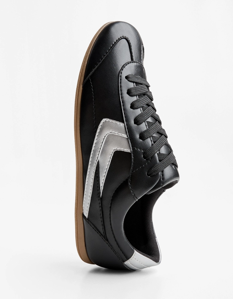 Ретро-кроссовки на тонкой подошве