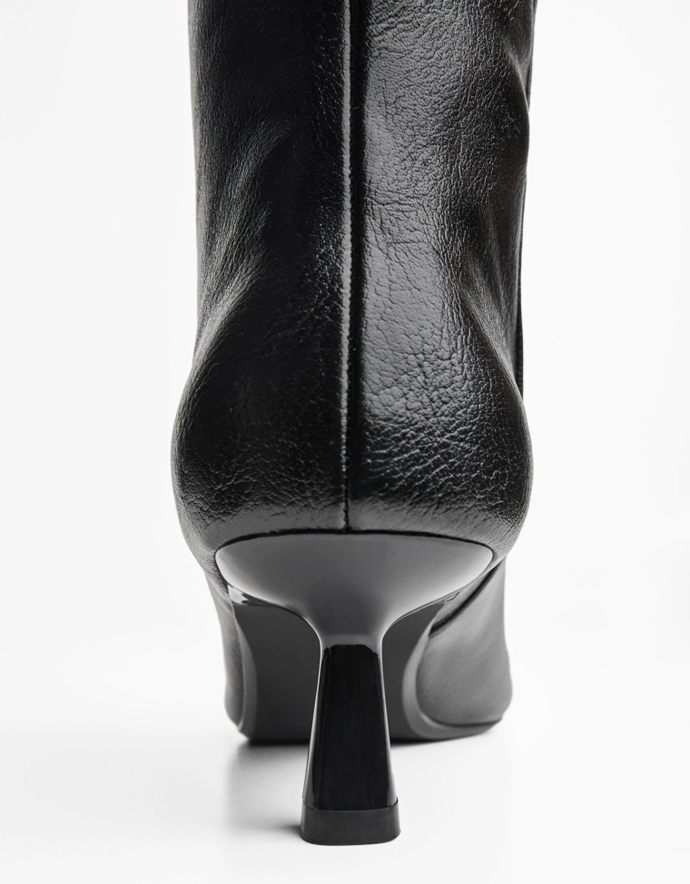 Сапоги на среднем тонком каблуке