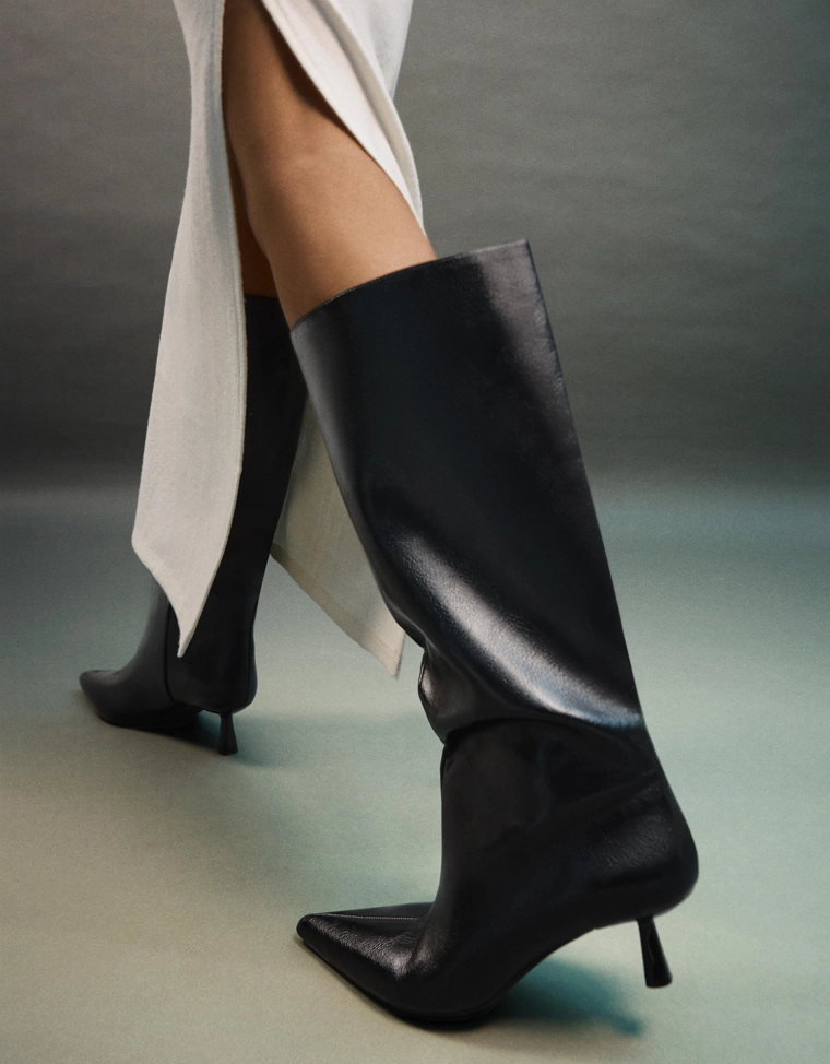 Сапоги на среднем тонком каблуке