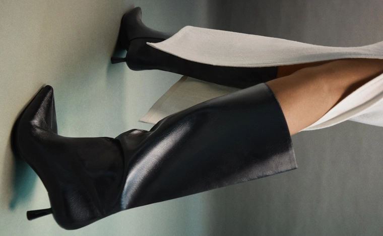 Сапоги на среднем тонком каблуке