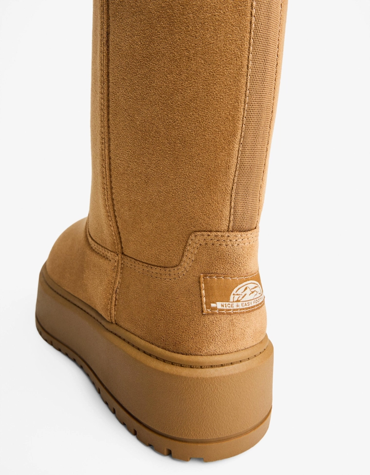 Platform boots with faux fur lining