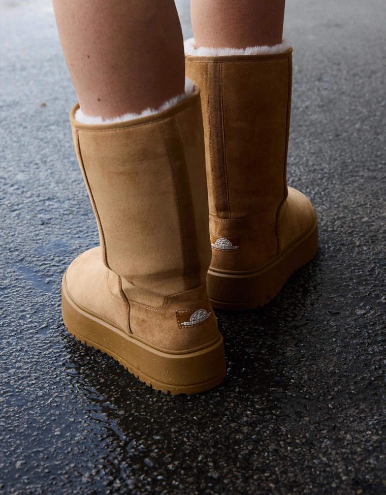 Platform boots with faux fur lining