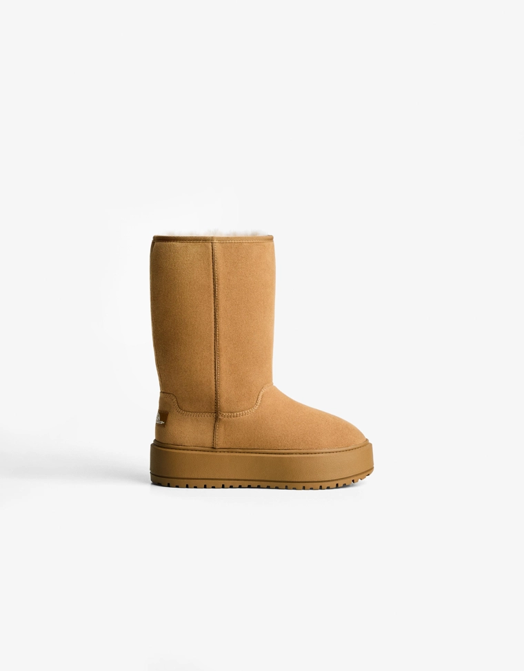 Platform boots with faux fur lining