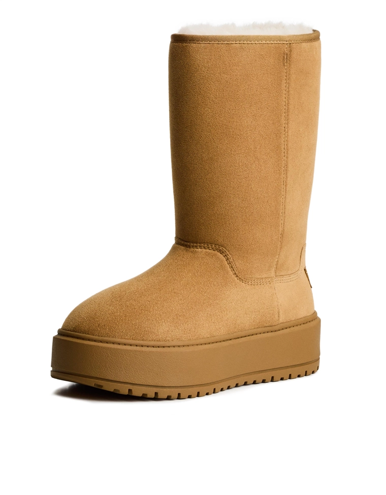 Platform boots with faux fur lining