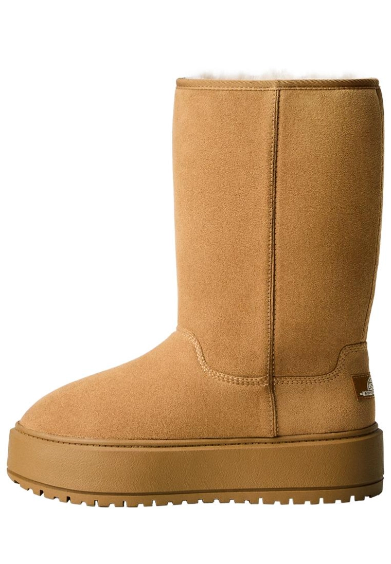 Platform boots with faux fur lining