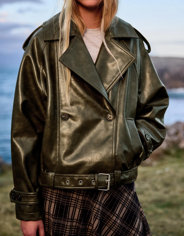 Короткая куртка-тренч из искусственной кожи