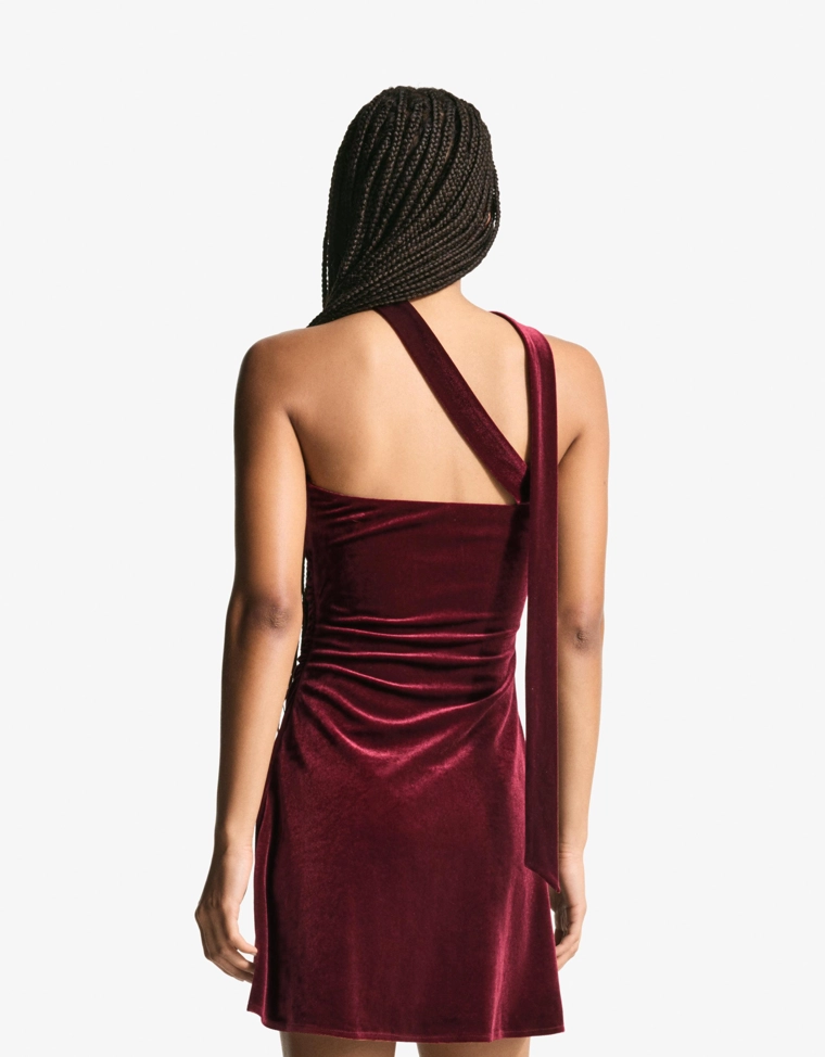 Мини-платье с вырезом бандо из бархата с платком