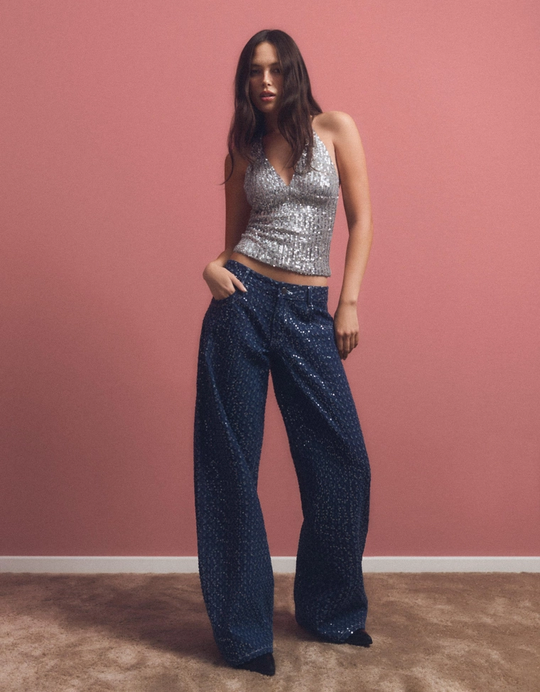 Топ с горловиной халтер, драпировкой и пайетками