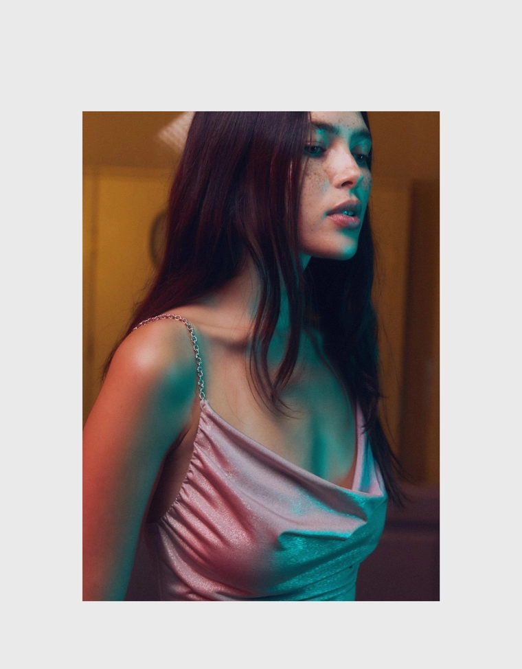 Топ со сборками на бретелях-цепочках