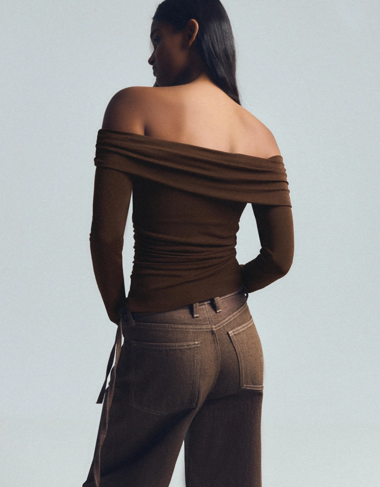 Топ с открытыми плечами из блестящей ткани с рельефным узором