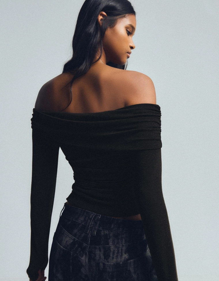 Топ с открытыми плечами из блестящей ткани с рельефным узором