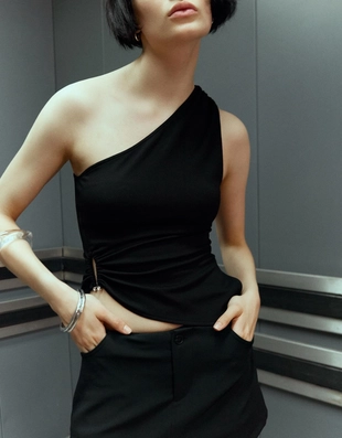 Асимметричный топ с кольцом и стразами- Заказать в России