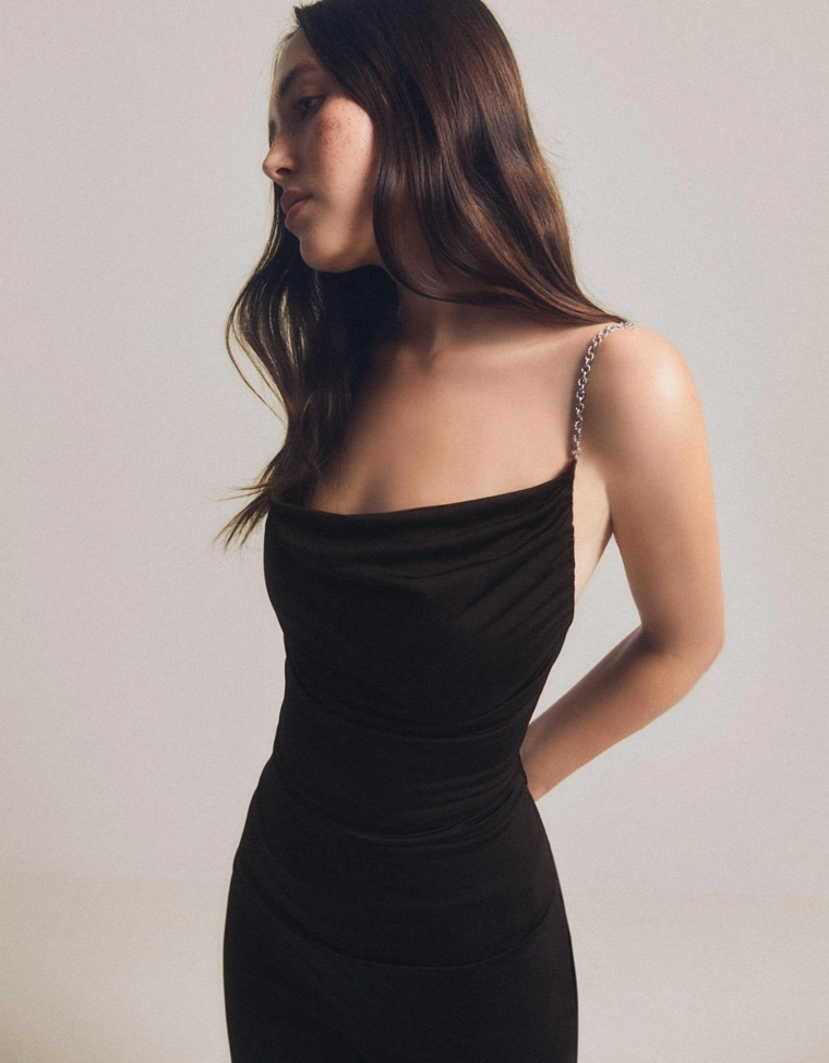 Топ со сборками на бретелях-цепочках