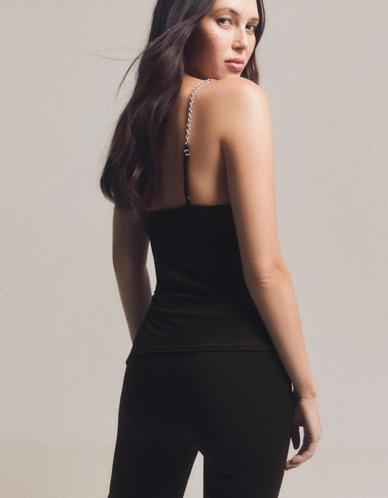 Топ со сборками на бретелях-цепочках