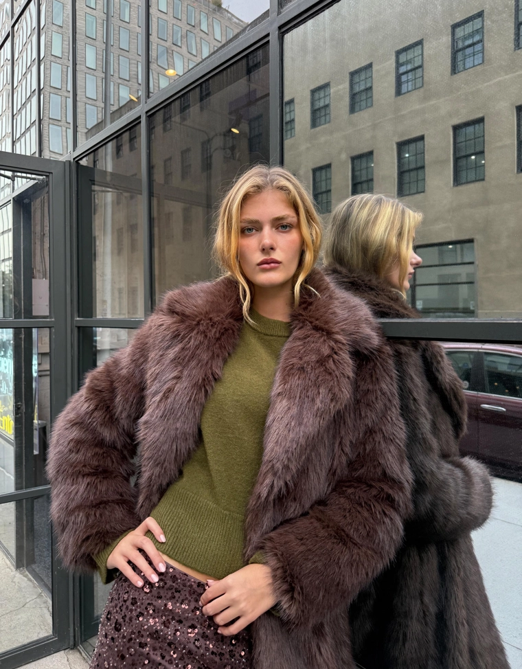 Длинное пальто из искусственного меха