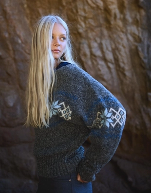 Жаккардовый свитер с открытыми плечами- Заказать в России