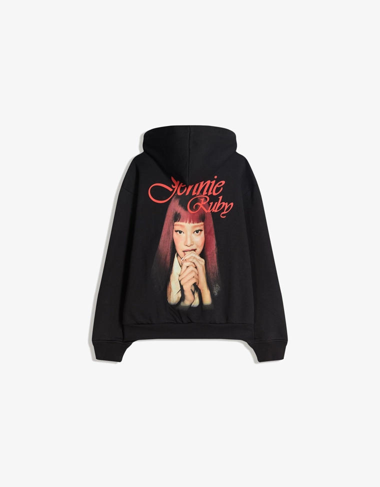 Bershka Худи jennie ruby с капюшоном и принтом - Цвет черный