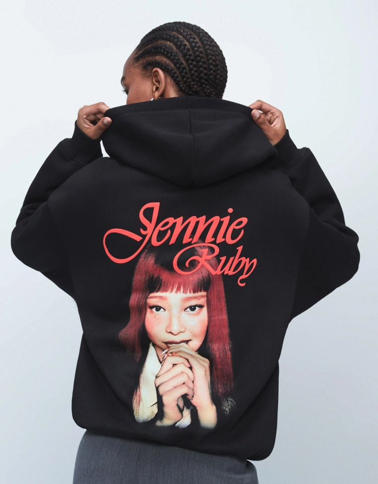 Bershka Худи jennie ruby с капюшоном и принтом - Цвет черный