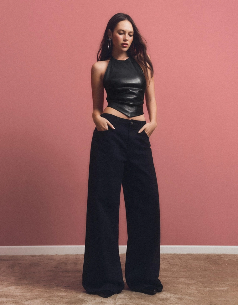 Топ с горловиной халтер из искусственной кожи