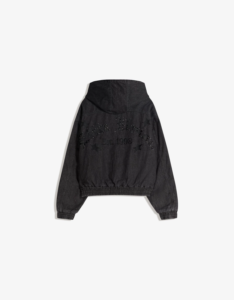 Джинсовая куртка-бомбер с капюшоном и заклепками