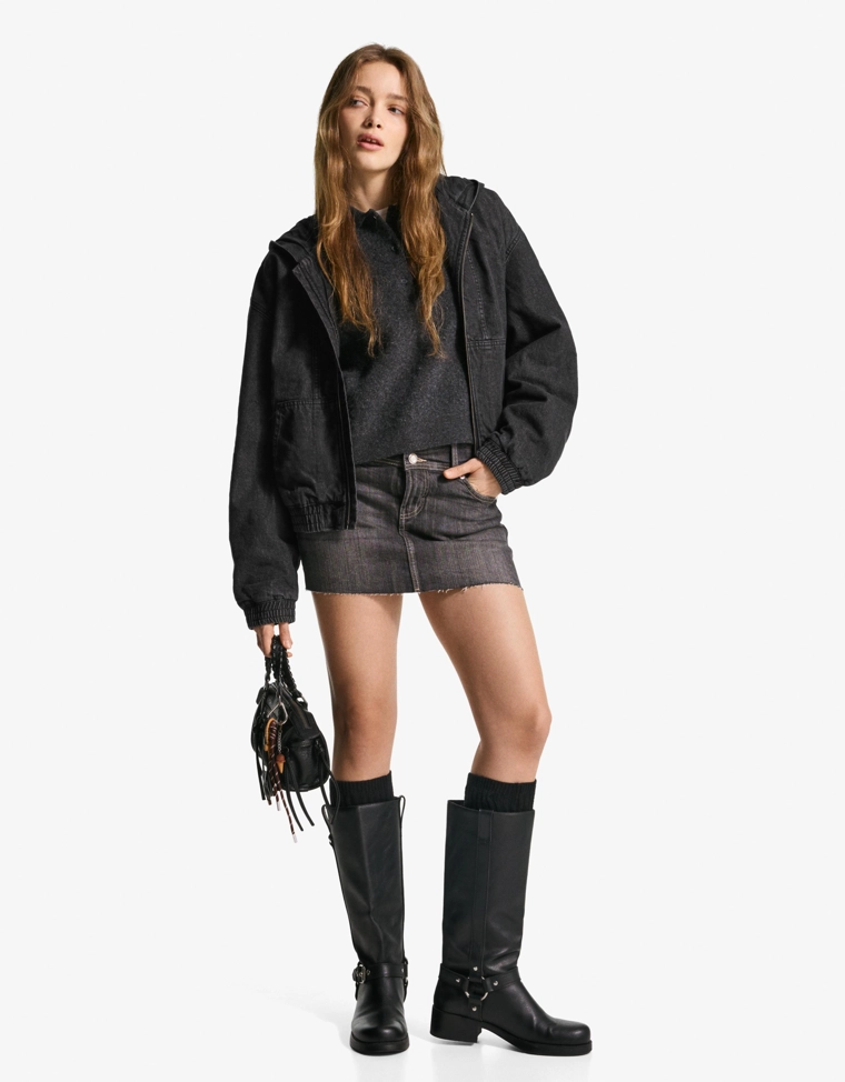 Джинсовая куртка-бомбер с капюшоном и заклепками