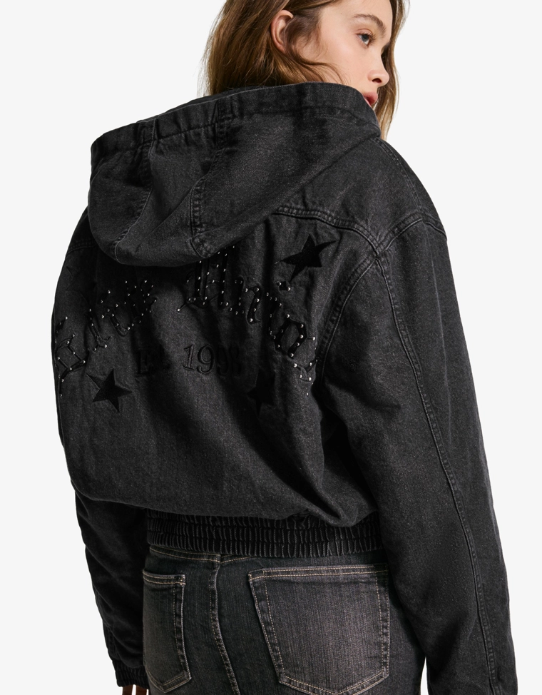 Джинсовая куртка-бомбер с капюшоном и заклепками