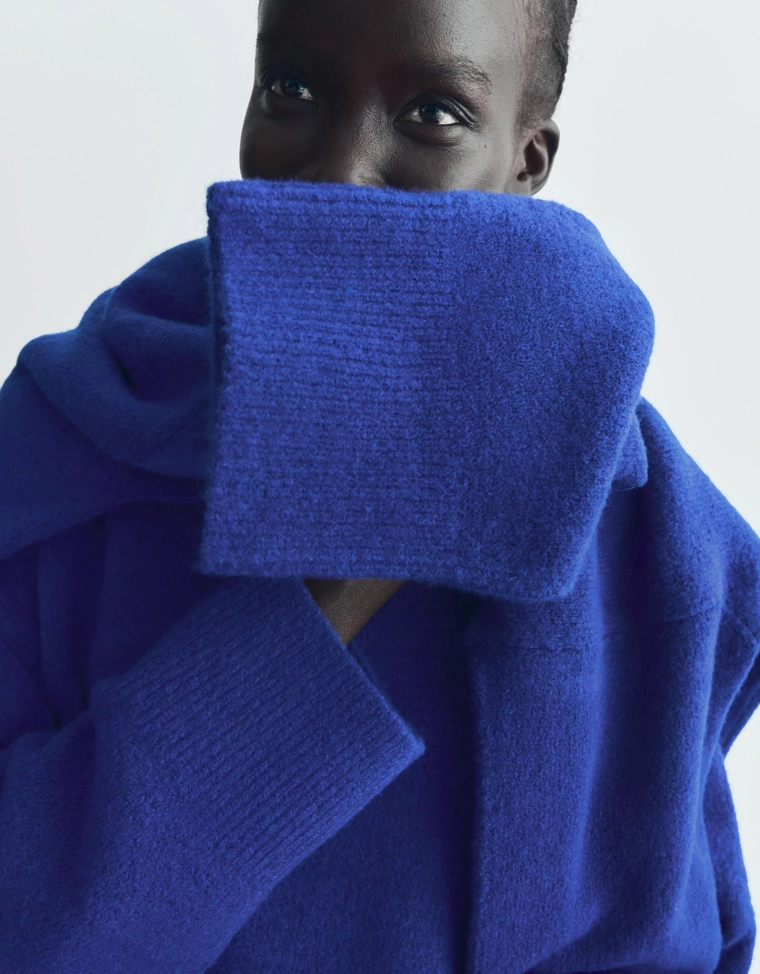 Объемный свитер с высоким воротником