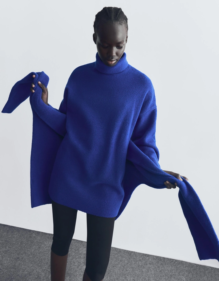 Объемный свитер с высоким воротником