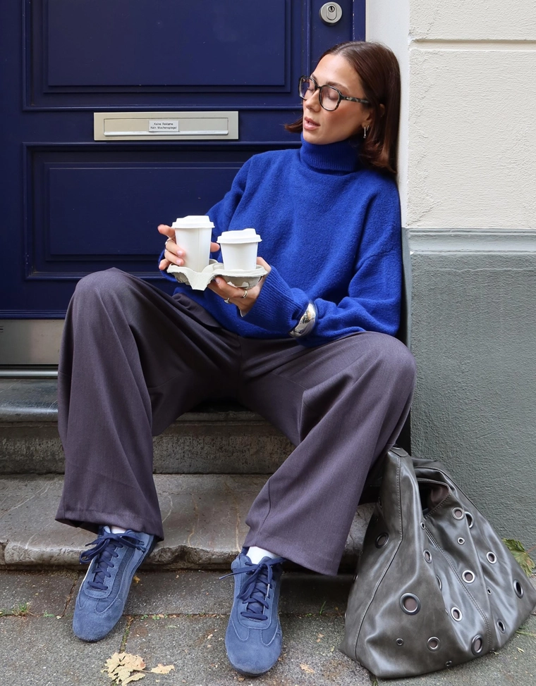 Объемный свитер с высоким воротником