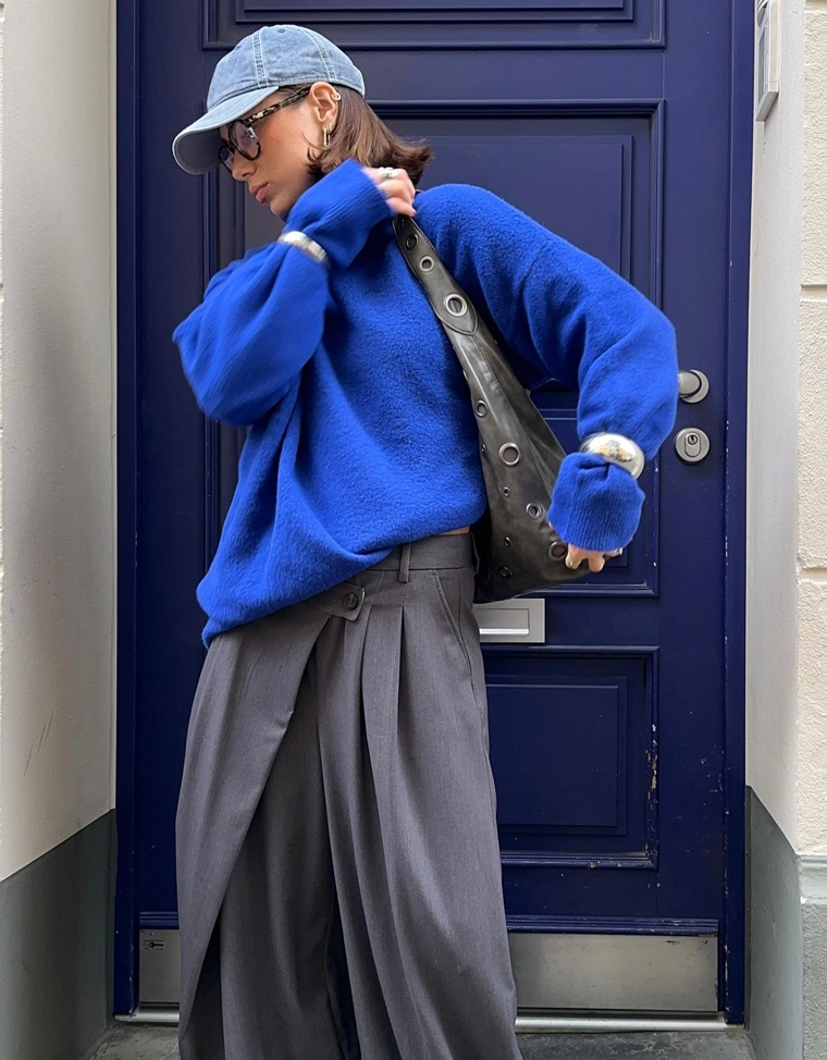 Объемный свитер с высоким воротником