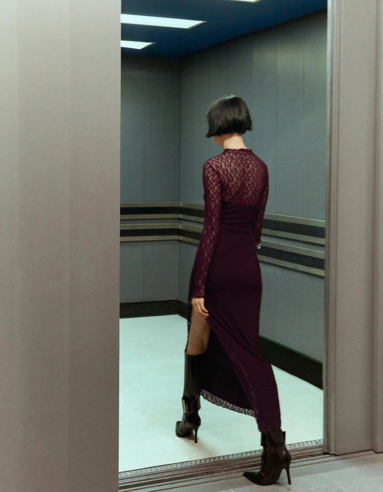 Кружевное платье миди с длинными рукавами