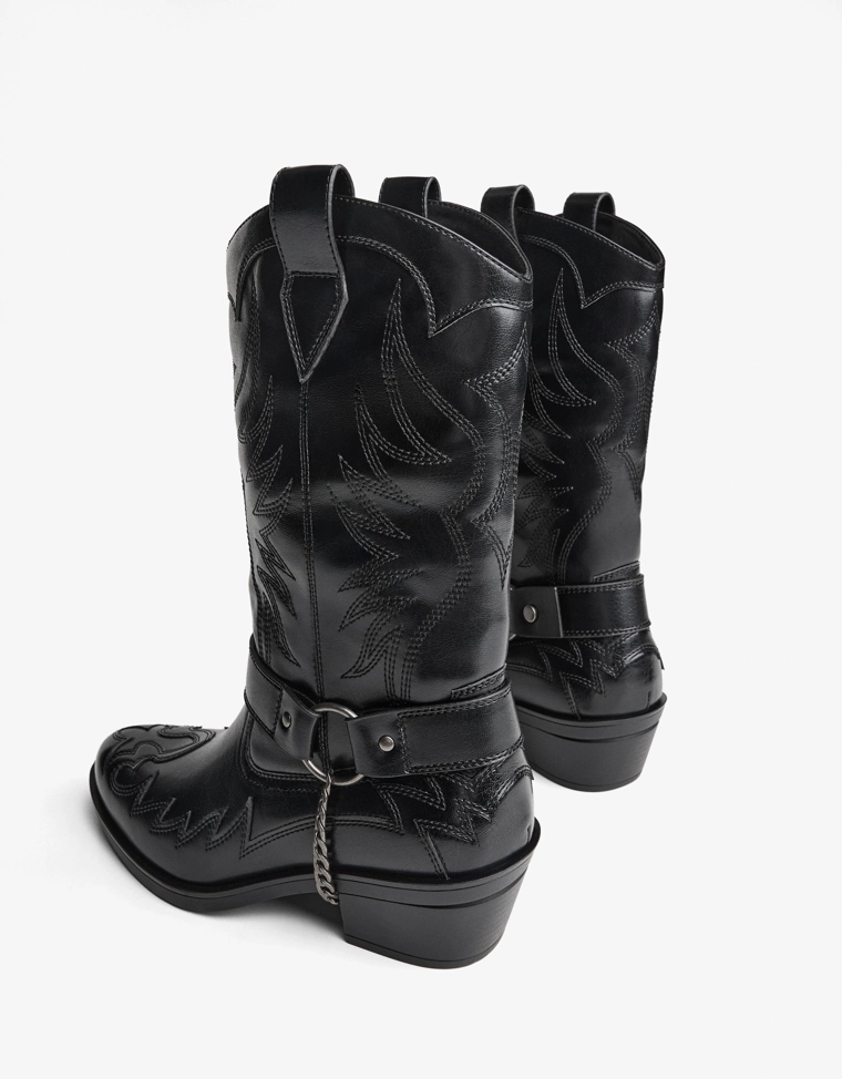 Ботинки в ковбойском стиле с цепочкой