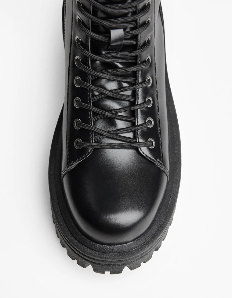 Ботинки на шнуровке