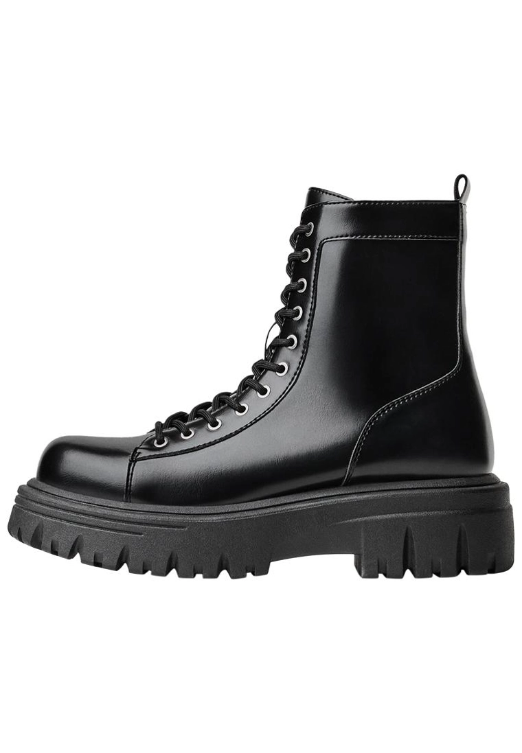 Ботинки на шнуровке