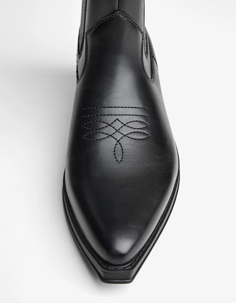 Эластичные ботильоны в ковбойском стиле