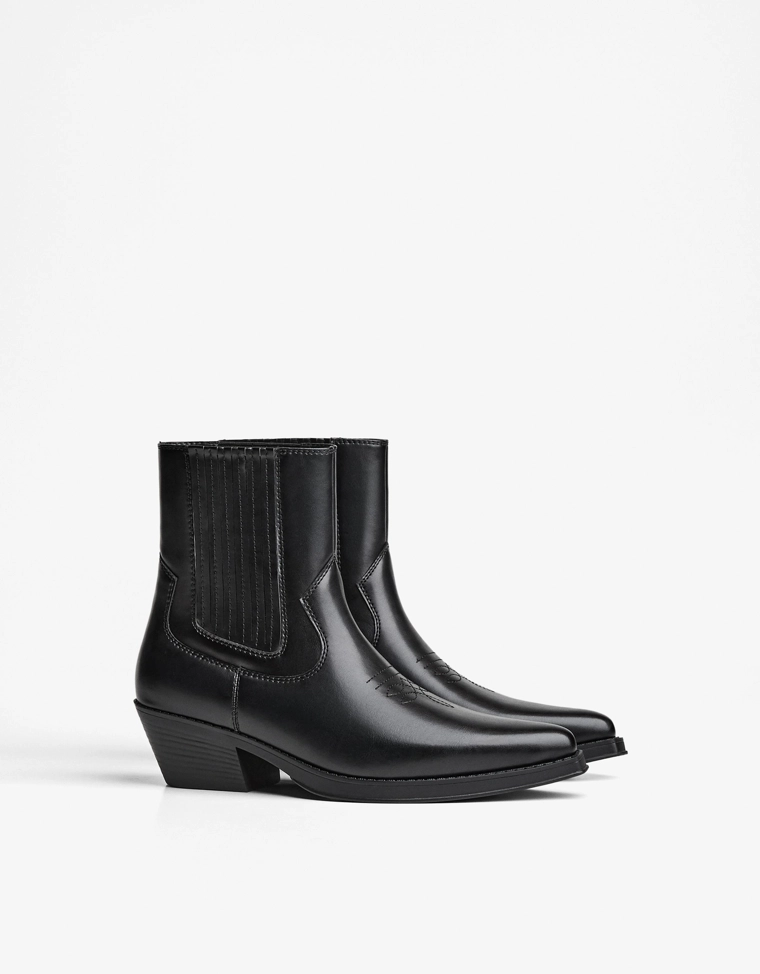 Эластичные ботильоны в ковбойском стиле