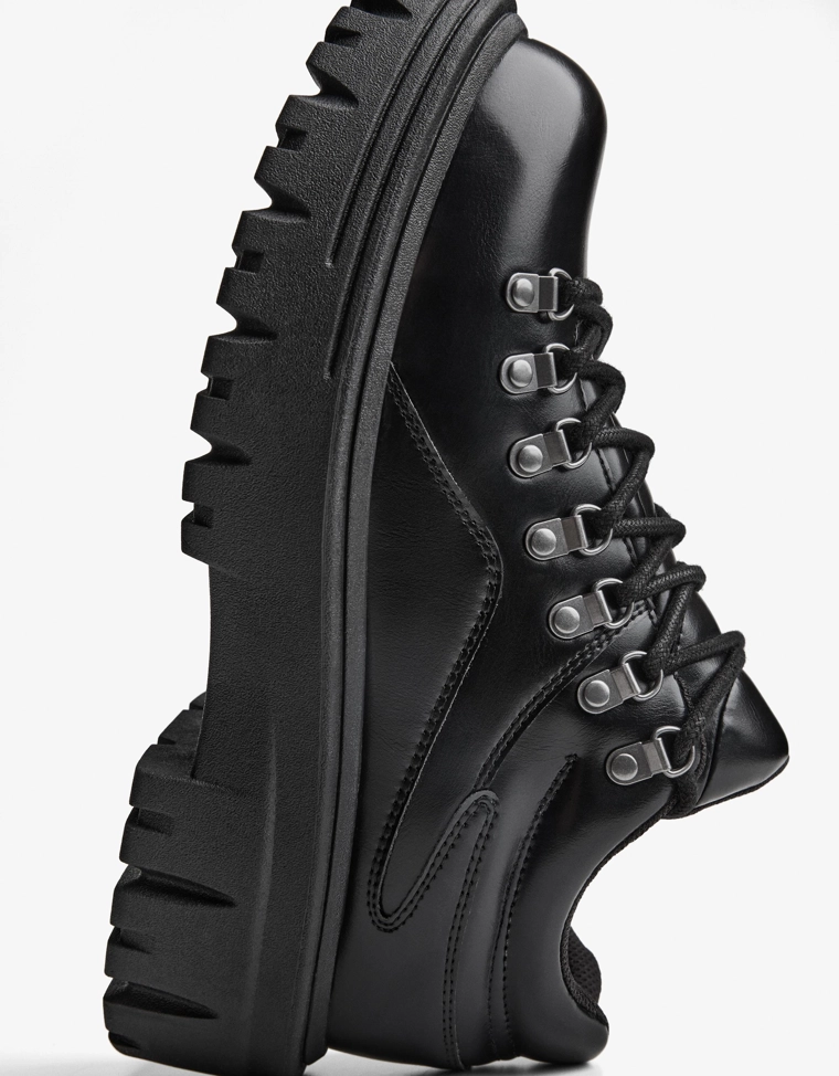 Туфли с металлическими деталями