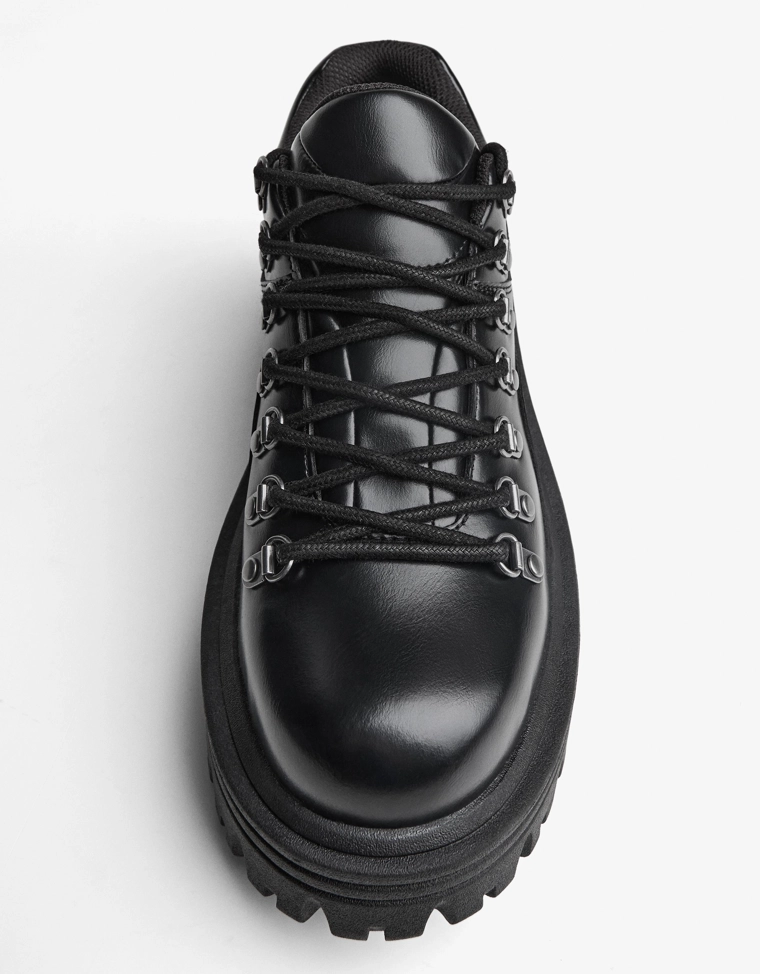 Туфли с металлическими деталями