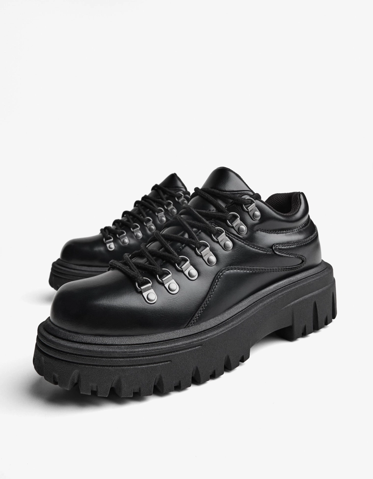 Туфли с металлическими деталями