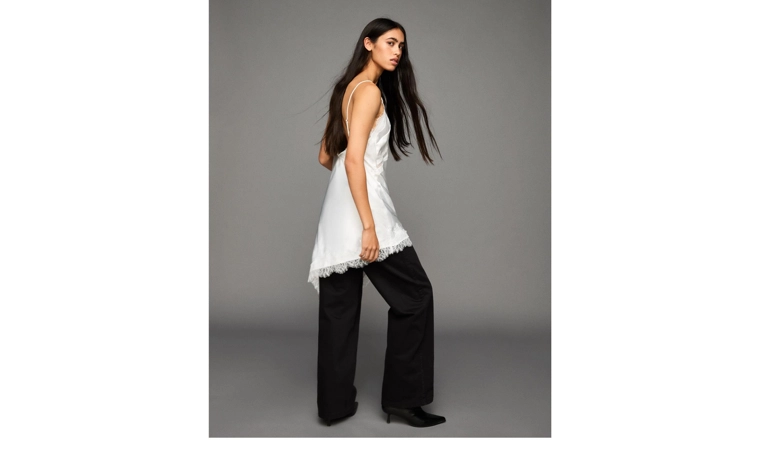 Асимметричное атласное платье на бретелях с кружевом