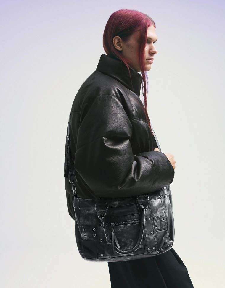 Сумка через плечо с заклепками