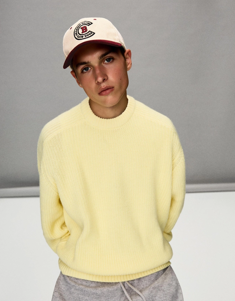 Вельветовая кепка с вышивкой